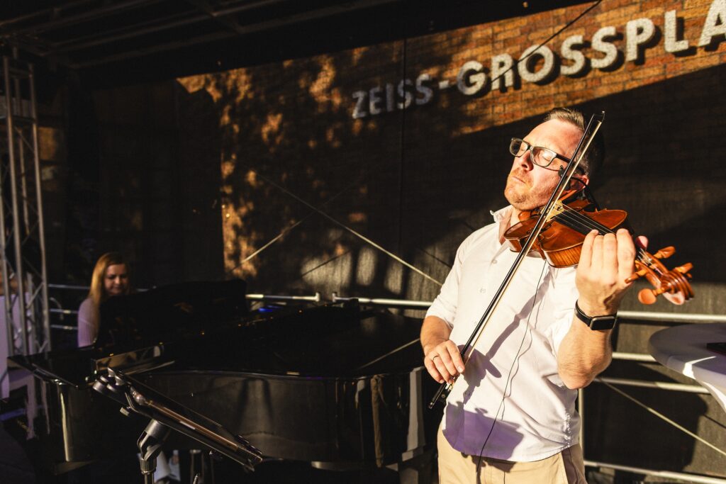 Ein Musiker spielt Violine auf der Bühne.